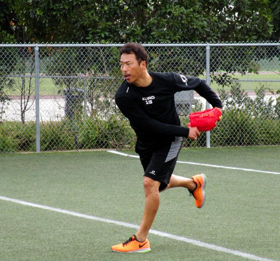 米ロサンゼルスでの自主トレでキャッチボールをする黒田