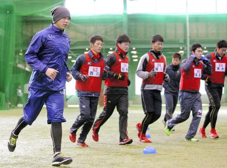 　新人と一緒にランニングする広島・新井（左）＝大野屋内総合練習所