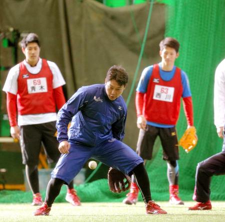 　西川（右奥）、青木（左奥）の前で、股の間で捕球する新井（撮影・吉澤敬太）