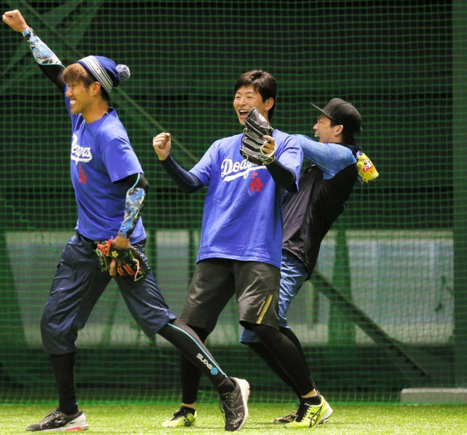 　送球勝負に勝利し、ガッツポーズで喜ぶ大瀬良（中央）。右は前田、左は中田（撮影・吉澤敬太）