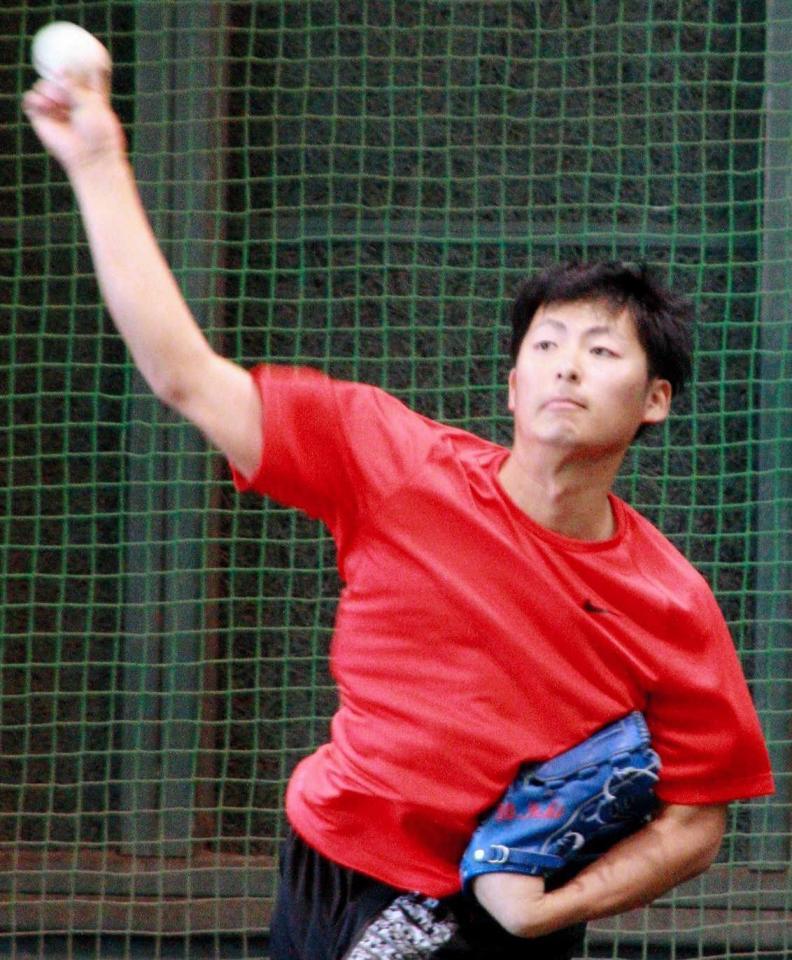 　ブルペンで投球練習する一岡