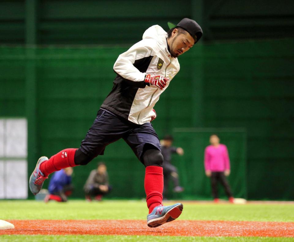 　ベースランニングで快足を飛ばす菊池（撮影・吉澤敬太）