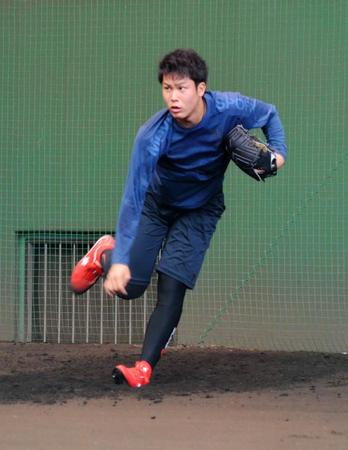 28日ブルペンで力強い球を投げる藤井