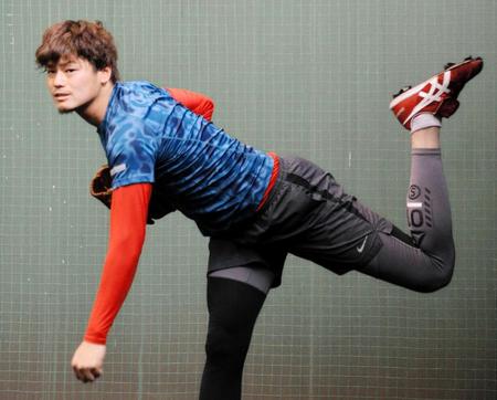 　ブルペンで変化球の感覚を確かめる戸田