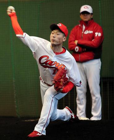 　ブルペンで投球練習に励む岡田（撮影・吉澤敬太）
