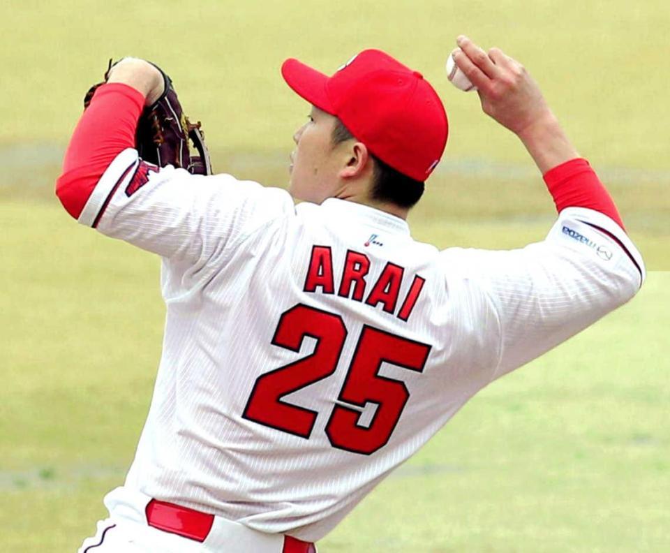 　背番号２５のユニホームを着て練習する新井（撮影・吉澤敬太）