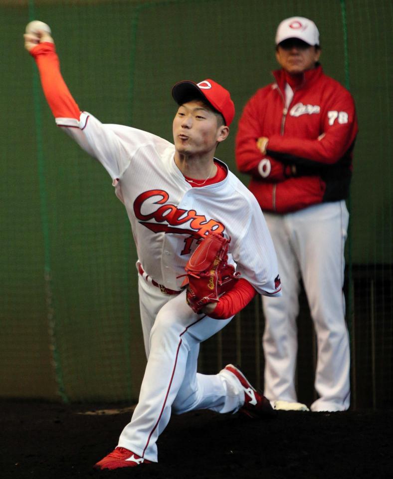 　ブルペンで投球練習に励む岡田（撮影・吉澤敬太）