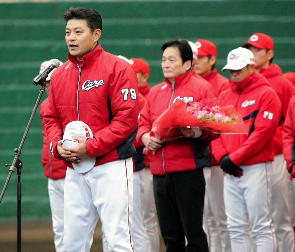 　歓迎セレモニーで今季の活躍を誓う緒方監督（撮影・吉澤敬太）