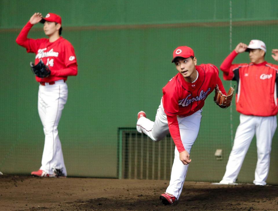 　大瀬良（左）の横で快投する横山（撮影・吉澤敬太）