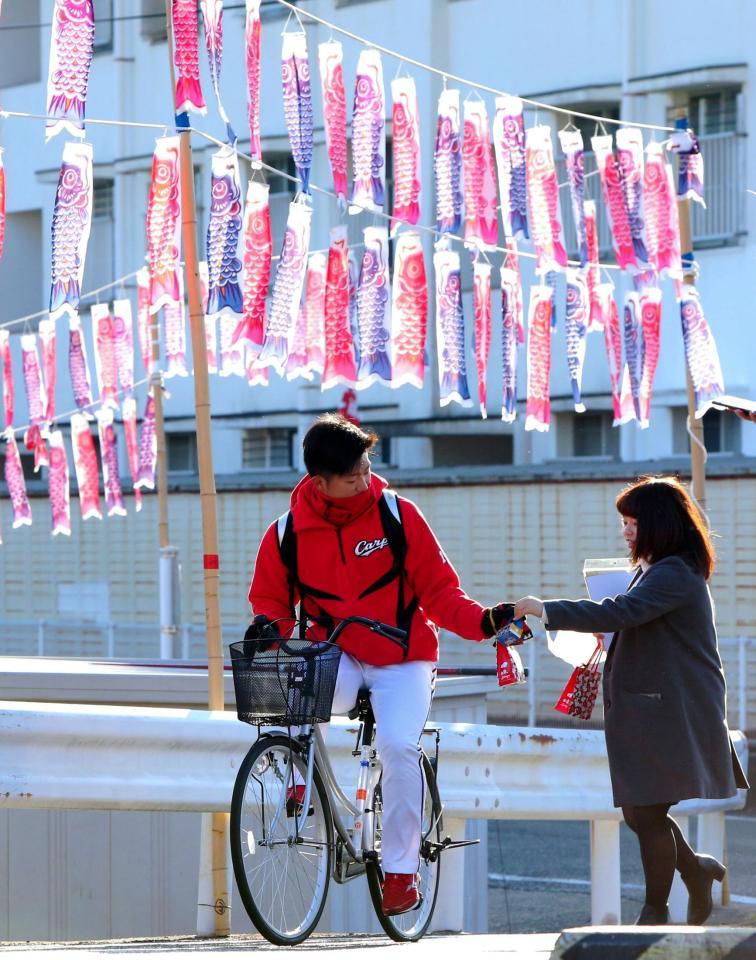 朝、出勤途中にファンからプレゼントをもらう広島ドラフト１位・岡田明丈＝日南（撮影・吉澤敬太）