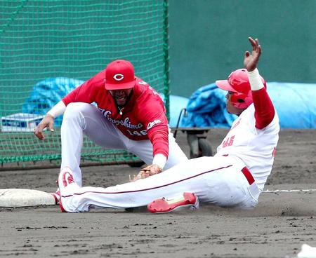 　紅白戦の２回、松山の中前打で一走・バティスタ（右）は一気に三塁を狙うもタッチアウト（野手・メヒア）