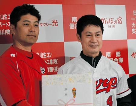 13日広島県の湯崎知事（右）から激励を送られる緒方監督（左）