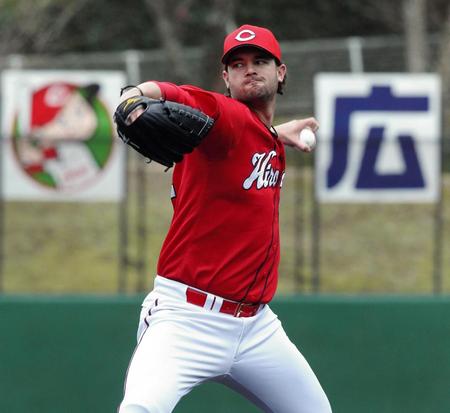 ランチ特打の打撃投手を努めた広島　クリス・ジョンソン＝日南（撮影・北村雅宏）