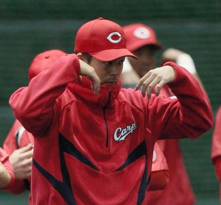 体をほぐす広島・野間峻祥＝日南（撮影・北村雅宏）