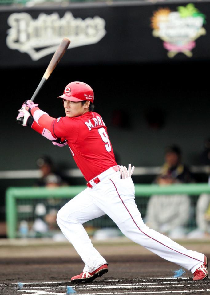 　１回広島無死二塁、広島・丸佳浩は左中間に先制適時二塁打を放つ（撮影・北村雅宏）