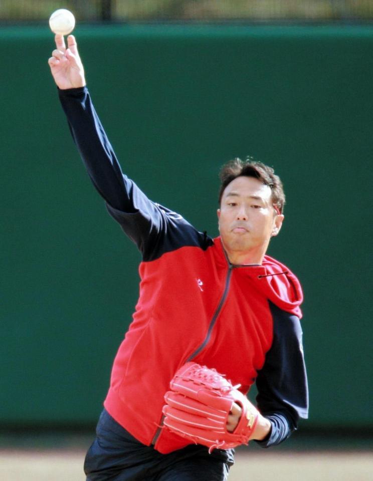 キャッチボールで汗を流す広島・黒田博樹＝日南（撮影・吉澤敬太）