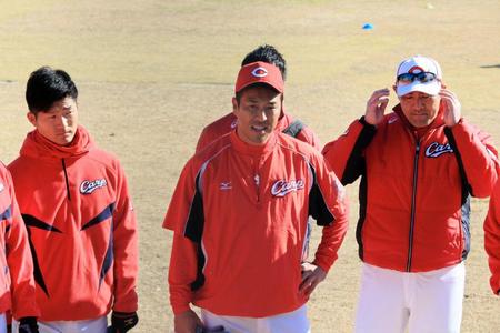 ９年ぶりに日南キャンプに合流し、円陣の中央であいさつする黒田（写真中央）＝宮崎・天福球場