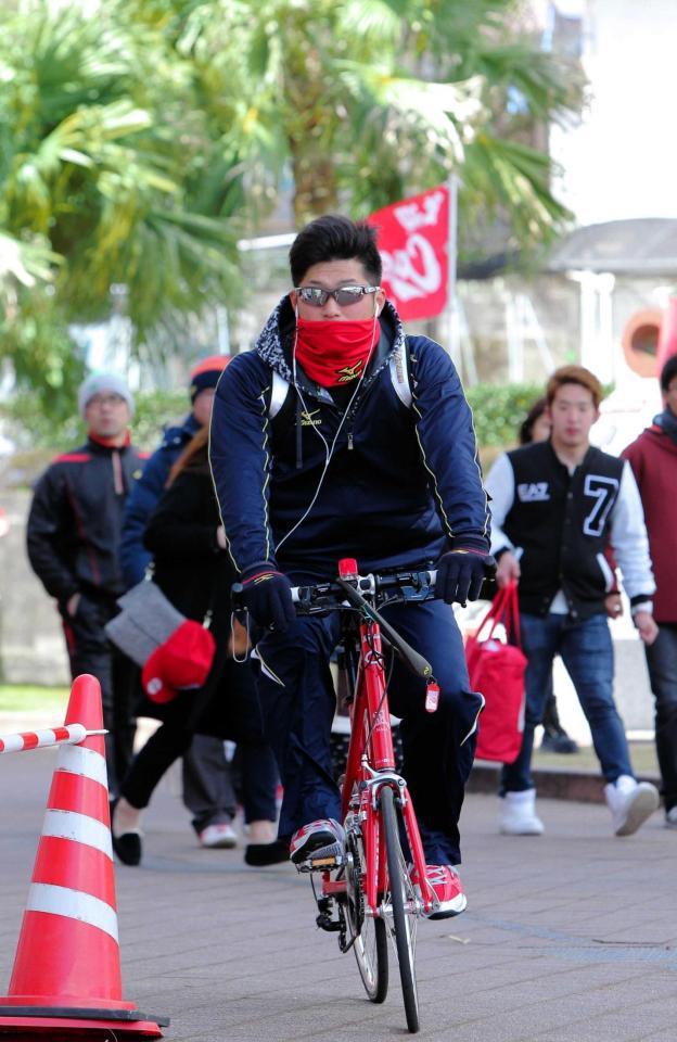 　休日返上で自転車に乗って練習に向かう岡田