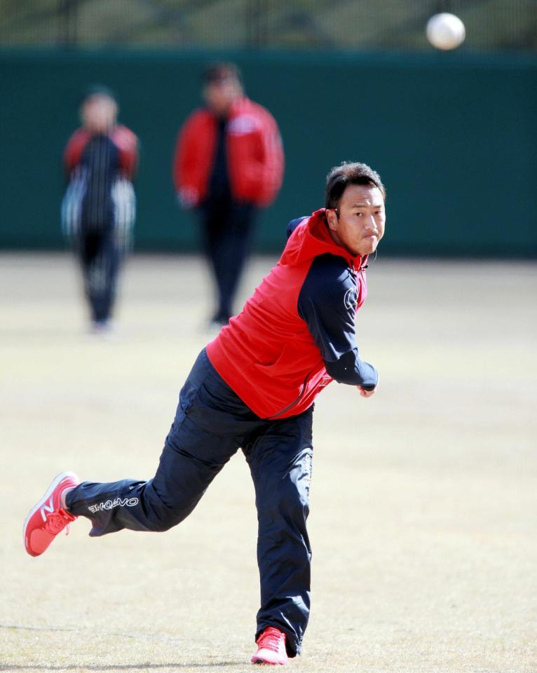 　日南入りし、入念にキャッチボールする黒田