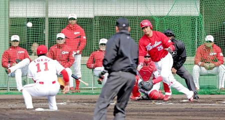 　１回、福井（１１）からタイムリーを放つ新井（左奥は緒方監督）＝撮影・吉澤敬太