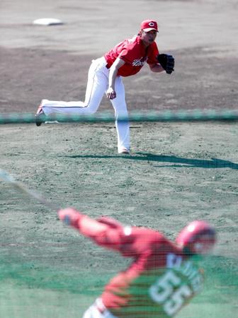 フリー打撃に登板し、エルドレッドと対戦する広島・大瀬良大地＝日南（撮影・吉澤敬太）