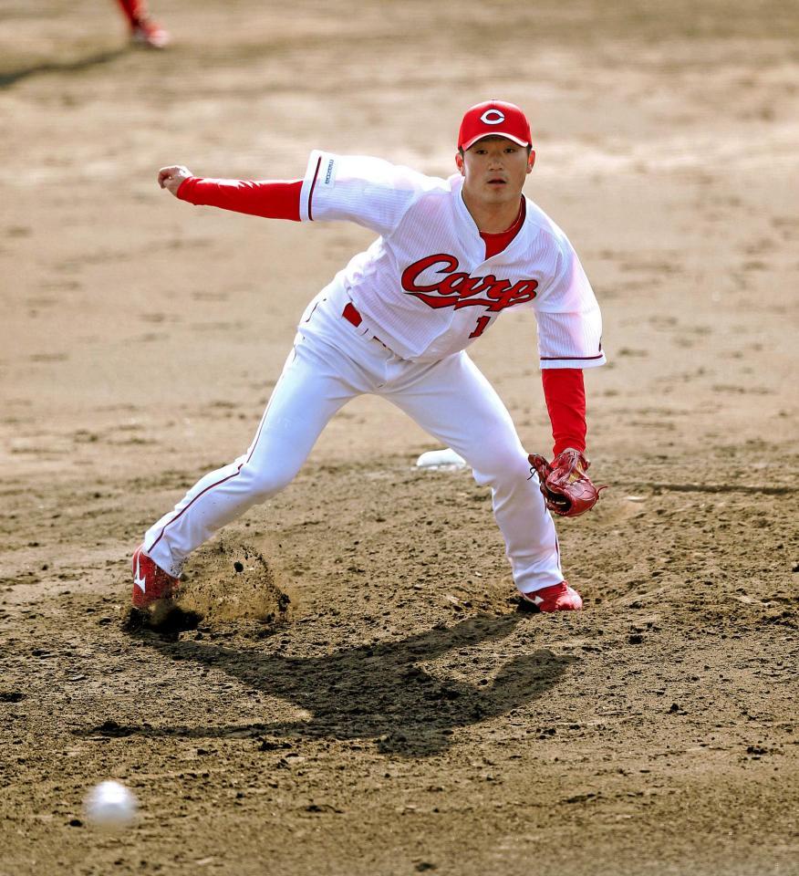 　４回、上本の打球に反応する岡田（撮影・吉澤敬太）