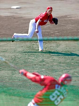 　フリー打撃に登板し、エルドレッドと対戦する大瀬良（撮影・吉澤敬太）