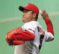 ２日連続でブルペン入りする広島・黒田博樹＝日南（撮影・吉澤敬太）