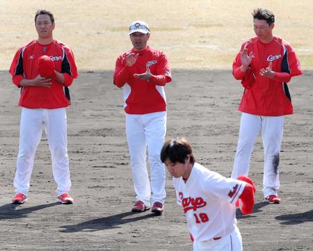 　野村（手前）の一本締めで日南キャンプを打ち上げ拍手する（左から）黒田、緒方監督、新井