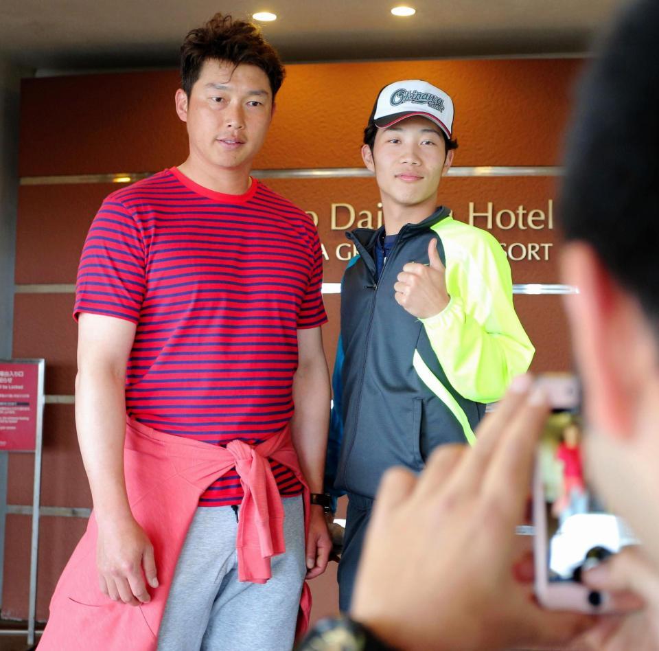 　ファンとの記念撮影に応じる新井（左）