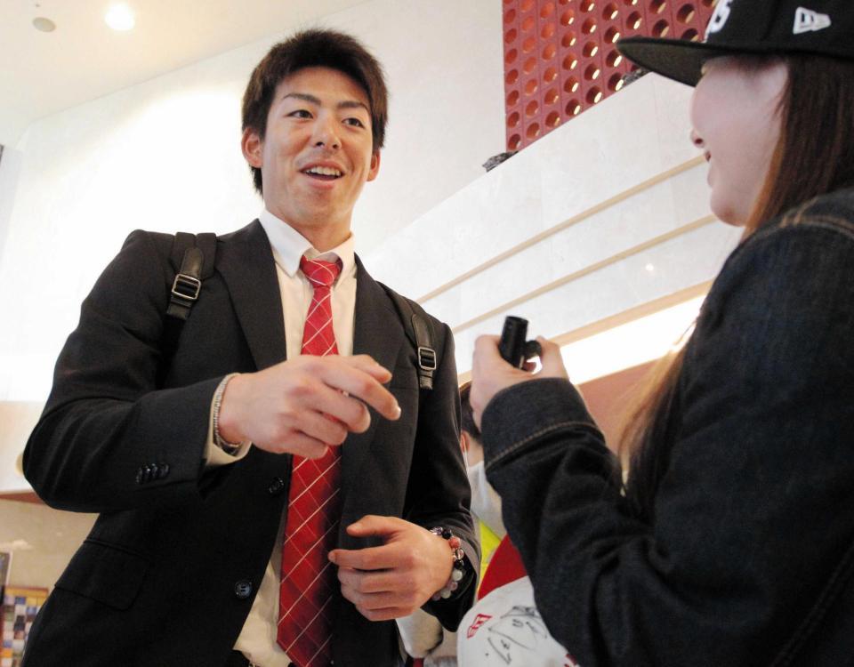 　笑顔で１軍に合流した野間（撮影・吉澤敬太）