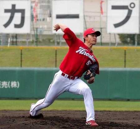 　投内連係で軽快な動きを見せる中村祐（撮影・吉澤敬太）