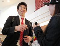 笑顔で１軍に合流した野間（撮影・吉澤敬太）