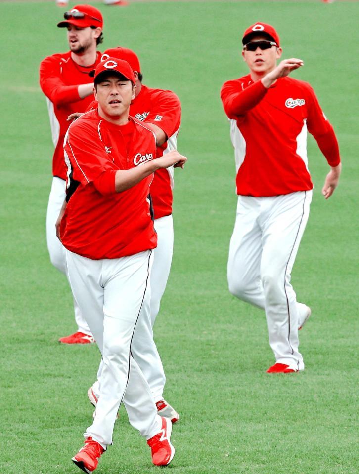 　入念にアップする黒田（左手前）と新井（撮影・吉澤敬太）