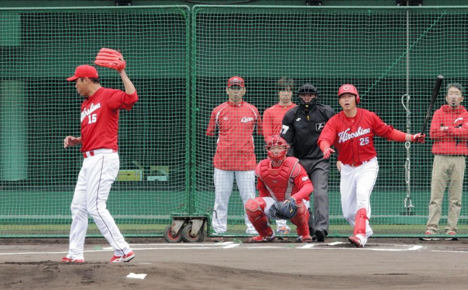 新井貴浩の投直を捕る黒田博樹（左）＝沖縄市（撮影・吉澤敬太）