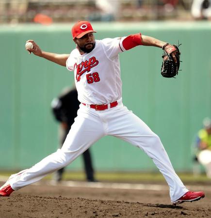 五回から登板し１回をピシャリと抑えた広島・ジャクソン＝名護（撮影・開出牧）