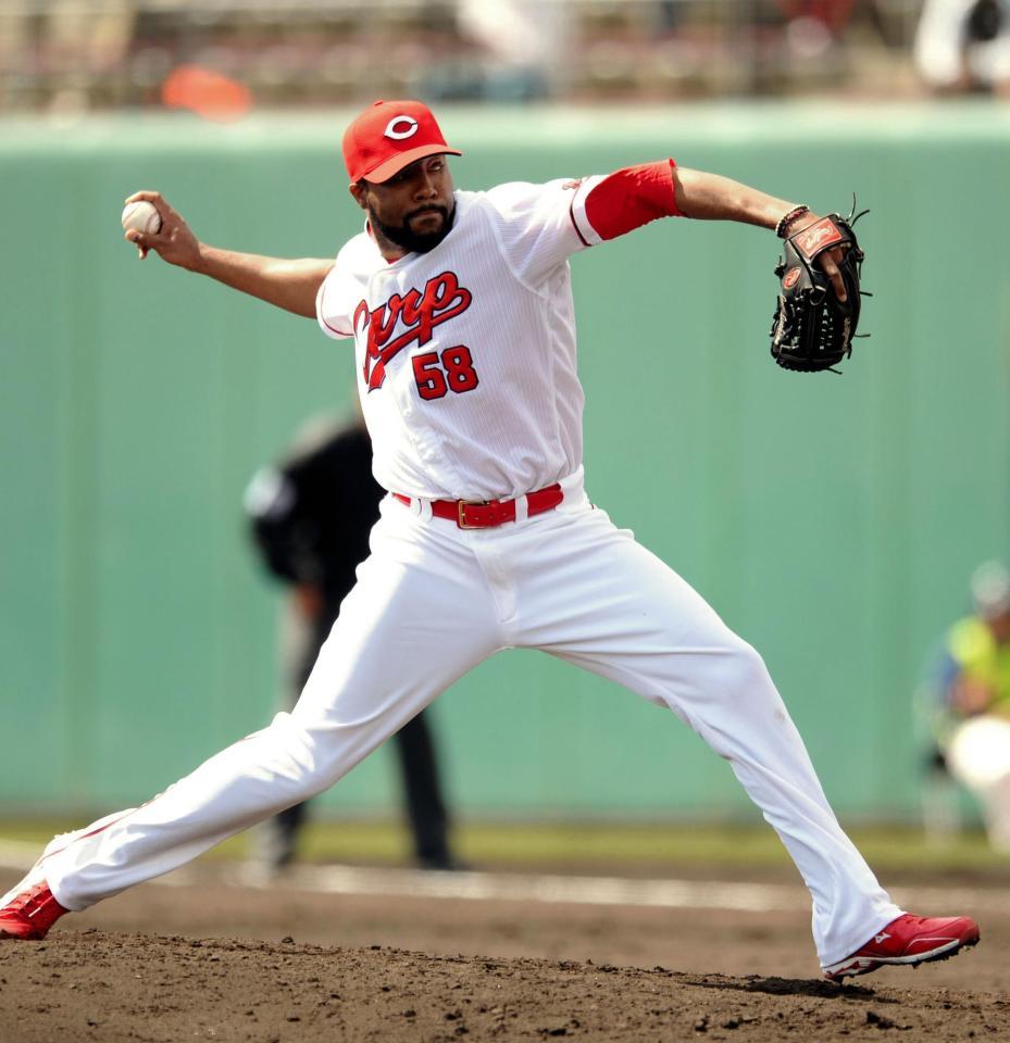 五回から登板し１回をピシャリと抑えた広島・ジャクソン＝名護（撮影・開出牧）