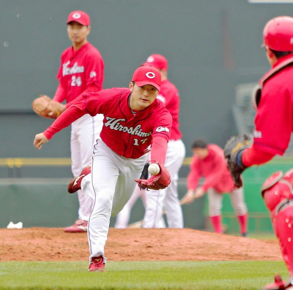 　横山（後方左）と共に先発ローテ入りを目指す岡田（撮影・吉澤敬太）