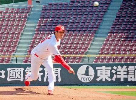 　リニューアルした本拠地で、２度目のシート打撃に登板する黒田