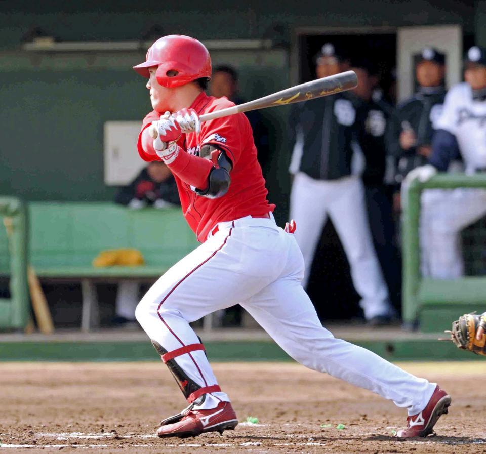 　２回、タイムリーを放つ磯村（撮影・佐藤厚）