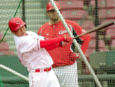 　新たなグリップの握りで快音を響かせる新井