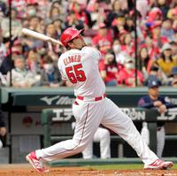 ３回広島１死満塁、エルドレッドは先制の右犠飛を放つ＝マツダスタジアム（撮影・吉澤敬太）