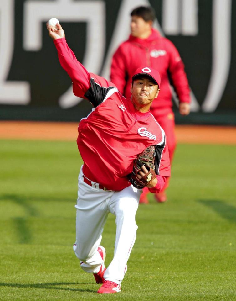 練習で、入念にキャッチボールする広島・黒田博樹＝マツダスタジアム（撮影・吉澤敬太）