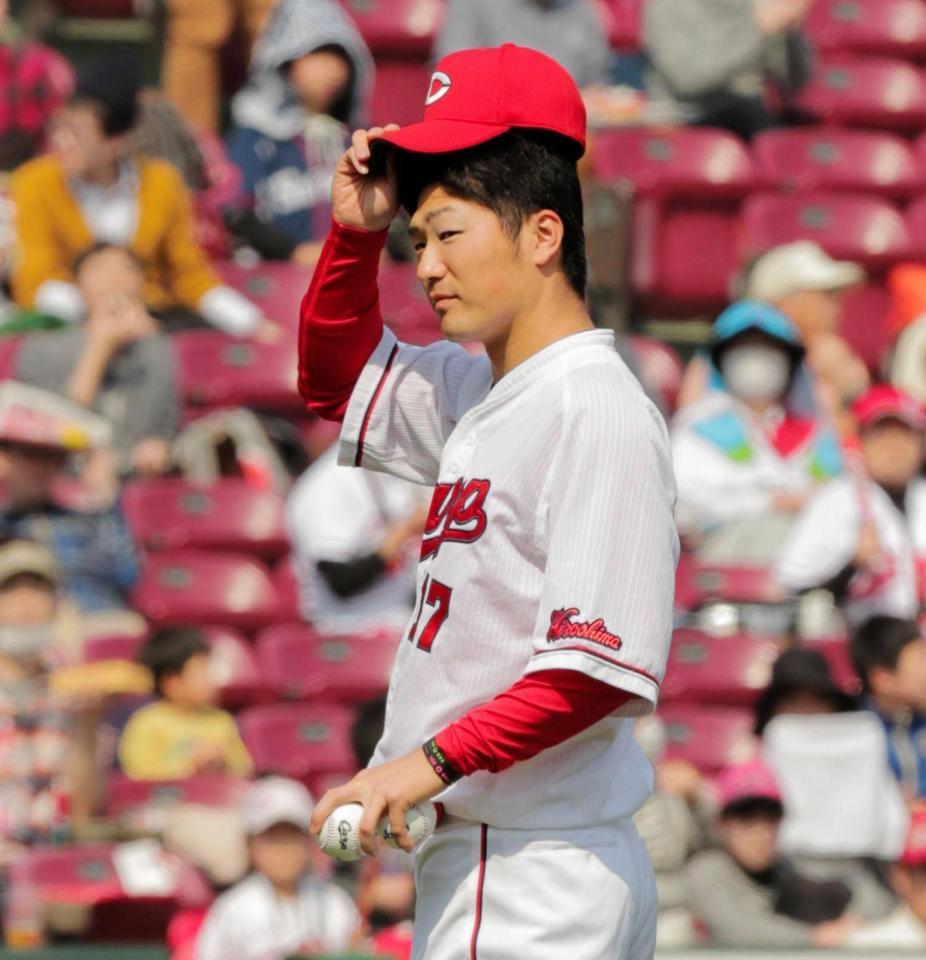 試合前の新人紹介で挨拶する広島ドラフト１位・岡田明丈＝マツダスタジアム（撮影・吉澤敬太）