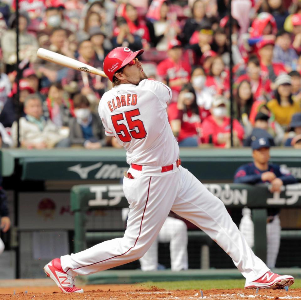 ３回広島１死満塁、エルドレッドは先制の右犠飛を放つ＝マツダスタジアム（撮影・吉澤敬太）