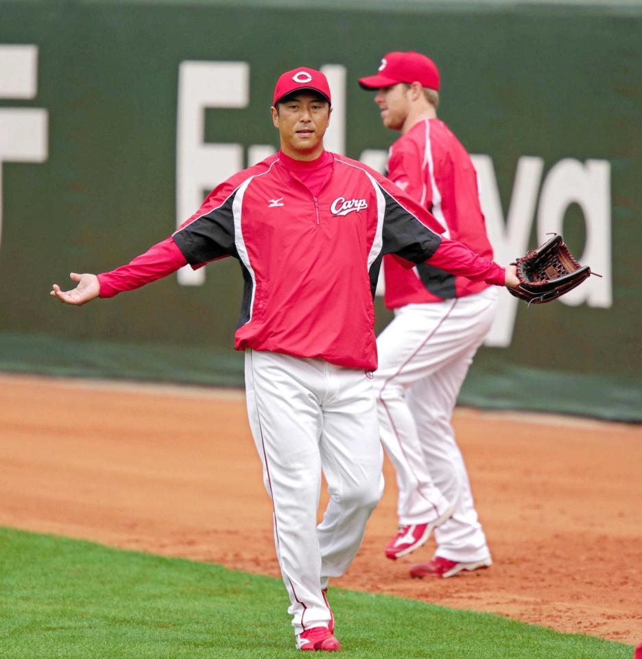 　登板に備えて練習する黒田