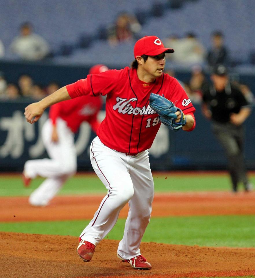 　１回、打球を懸命に追う野村（撮影・持木克友）