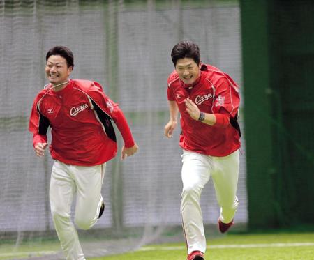 　ダッシュで競い合う岡田（右）と横山（撮影・吉澤敬太）