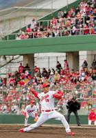 福山のファン前で力投する広島・黒田博樹＝福山市民球場（撮影・吉澤敬太）