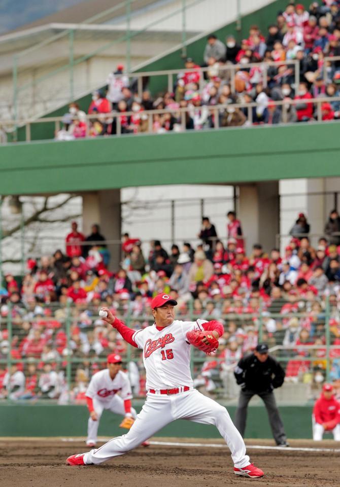 福山のファン前で力投する広島・黒田博樹＝福山市民球場（撮影・吉澤敬太）